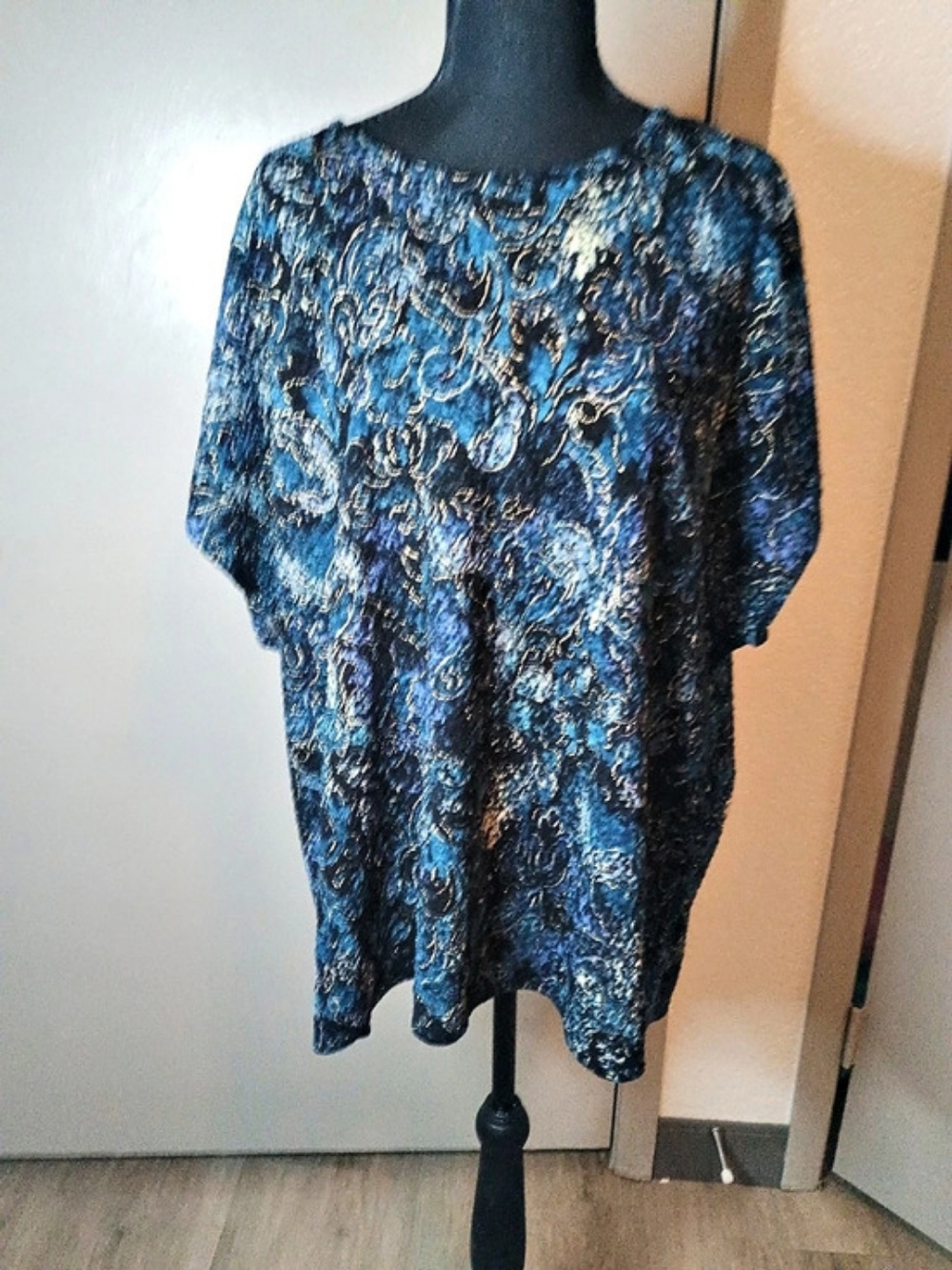 Tanjay Abstract Short Sleeve Top in Blue & Black